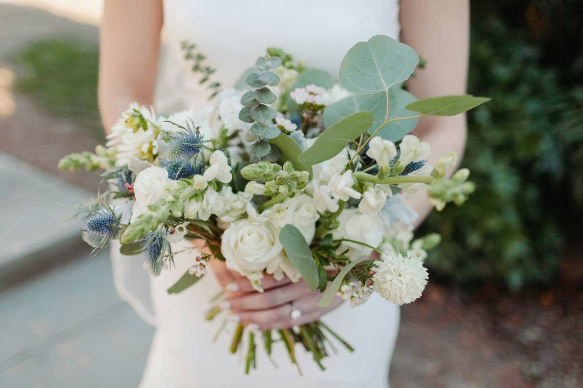 Why Seasonal Blooms Are the Secret to Timeless Natural Bouquets